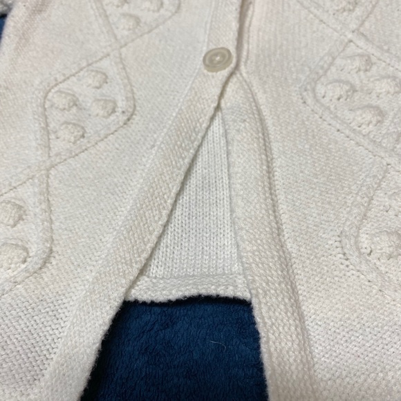 White cardigan with beautiful knit designs - Picture 2 of 4